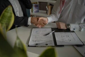 Handshake bei der Vertragsunterzeichnung